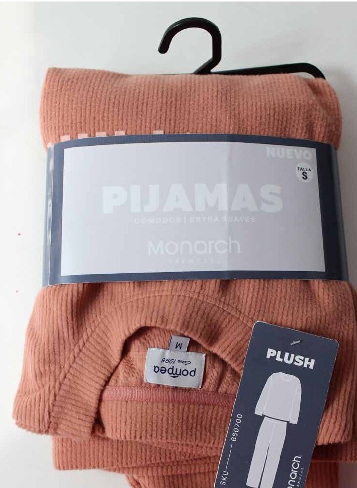 Pijama plush rosado con huincha y tabela Plush