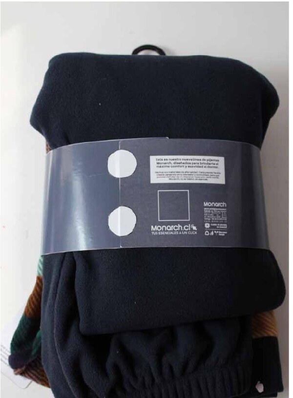 Sellado de la huincha en pijama polar azul