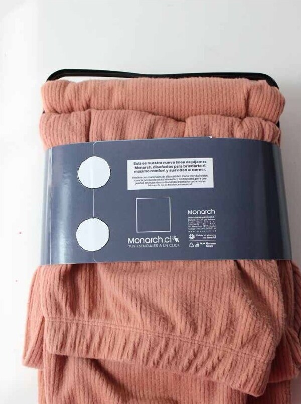 Sellado de la huincha con adhesivo transparente en pijama plush