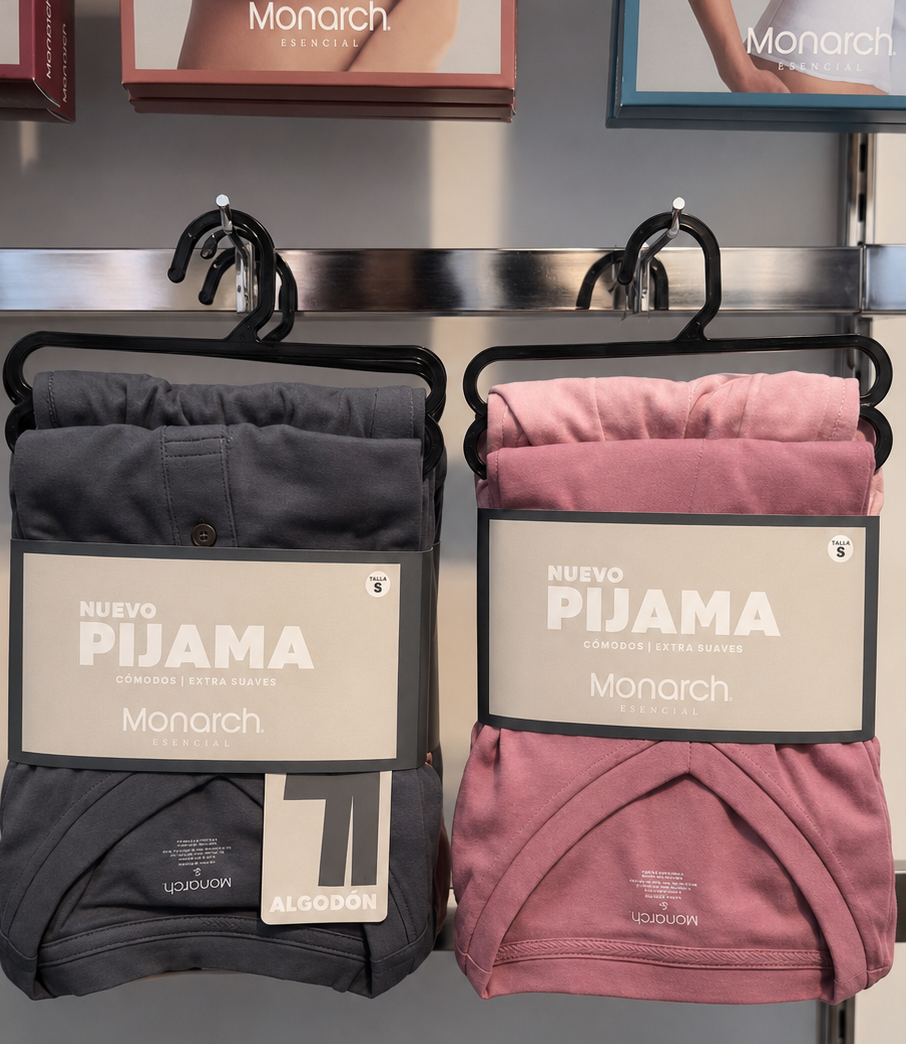 Pijamas Monarch en punto de venta: sets Algodón y Plush con huincha y tabela
